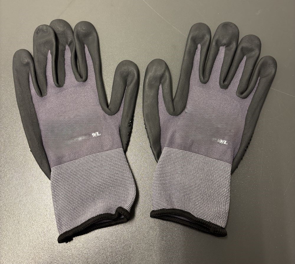 Ofodrad skyddshandske av femfingermodell.
Varan är avsedd att ge ökad greppfunktion och användas som skydd.
Handsken är enligt uppgift tillverkad av syntetiskt textilmaterial (nylon, spandex) och doppad i gummi (nitril) på handens insida samt del av fingrarnas ovansidor. Handskens undersida har noppor och ovansidan är försedd med tryck. Varan är konfektionerad genom rundstickning och har overlockad nederkant.
Handskarna förkommer enligt uppgift i storlekarna 8-11.