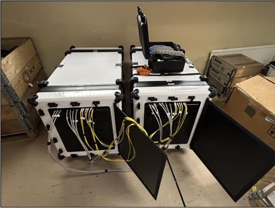 Telekommunikationsutrustning som enligt uppgift består av två stycken serverrack förpackade i flygplanssäkrade lådor som tillsammans utgör en funktionell enhet.
Utrustningen används enligt uppgift för att kunna koppla upp sig och använda en annan partners markstations radiosignal för att från markstationens antenn/er kunna leverera data till olika kunder via kabel. Uppkopplingen sker via kabel till markstationens antenn samt med strömkabel till markstationens elnät.

Utrustningen består bland annat av basband, nätverksutrustning såsom servrar, switchar och routrar som kopplas ihop till varandra med medföljande närverkskablar, fiberkablar och ethernetkablar.

Basbandet omvandlar radiosignalerna från kundens satellit till digital data. Basbanden har digitala förstärkare och filter samt har en sändare och mottagare.