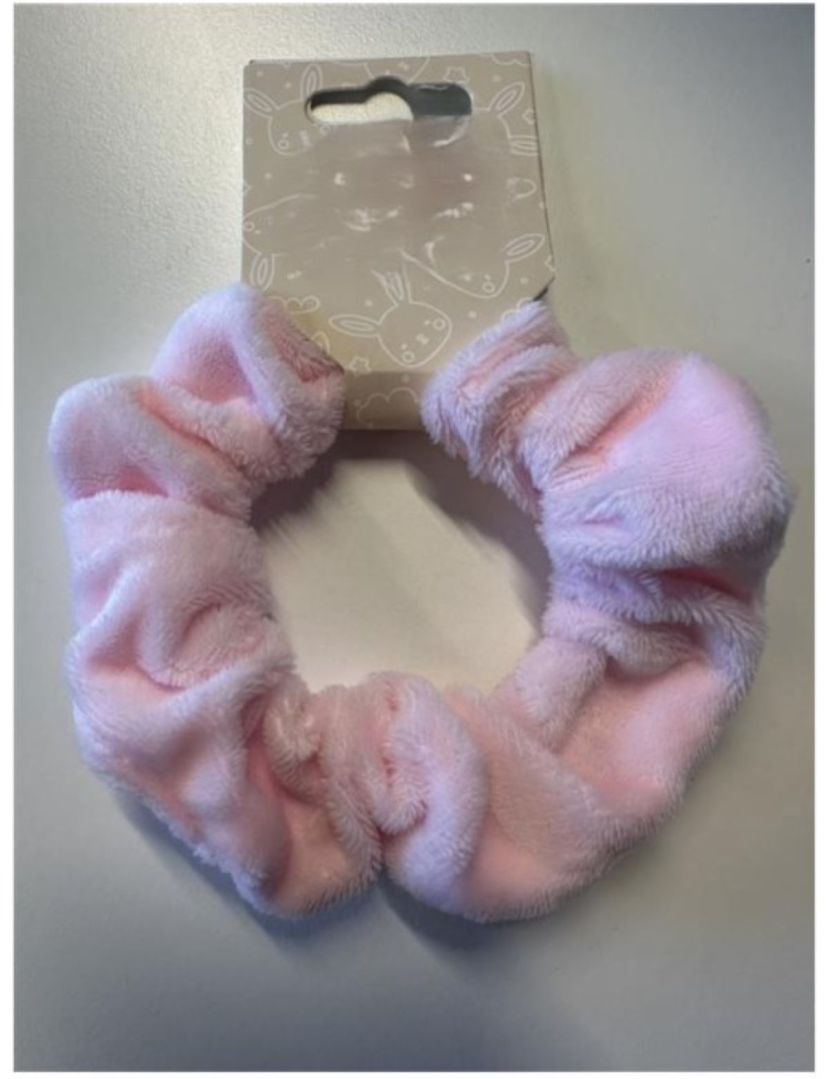 Konfektionerat beklädnadstillbehör i form av ett elastiskt hårband (en s.k. scrunchie).
Varan är avsedd att användas för att samla och hålla ihop håret.
Hårsnodden består enligt uppgift av ett elastiskt resårband som är helt täckt av ett vävt syntetiskt textilmaterial (polyester). Hårsnodden är konfektionerad genom sömnad i form av en ögla.
Varan är fäst vid en pappryttare för försäljning i detaljhandeln.