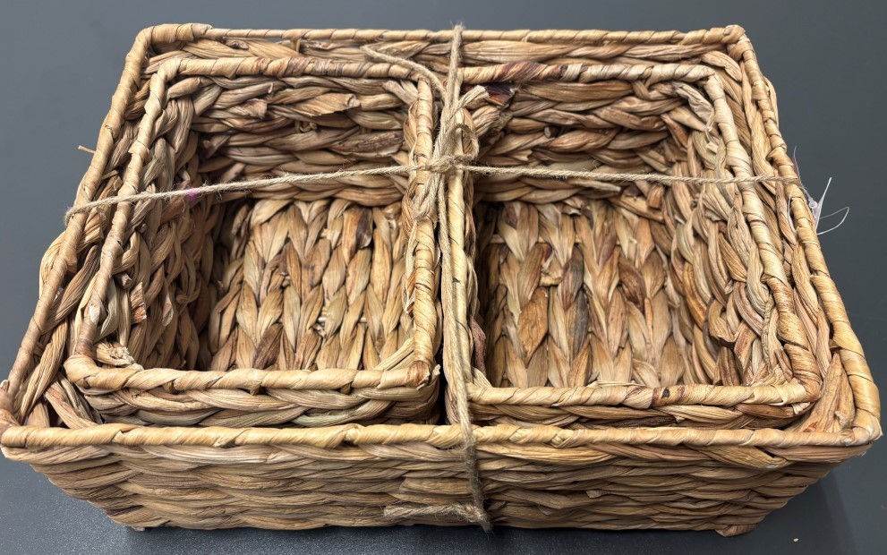 Set bestående av tre korgar i två olika storlekar (1 st.: 35 x 25 x 14 cm och 2 st.: 15 x 20 x 12 cm. (L x B x H)).
Korgarna är avsedda att användas för förvaring.
Korgarna är enligt uppgift tillverkade av flätad vattenhyacint, har stomme av oädel metall och är handgjord.
Varan är förpackad för försäljning i detaljhandeln.