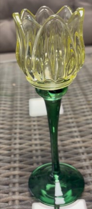 Glasvara i form av en ljushållare på en hög, välvd fot med ljuskopp formad som en tulpan. Foten är grön och ljuskoppen rosa eller gul. Varan förekommer i två olika utföranden med höjden 17,5 respektive 22,5 cm.
Prydnadsartikeln är avsedd att användas tillsammans med ett ljus (medföljer ej).
Varan är enligt uppgift inte handgjord utan tillverkad av formpressat soda-limeglas. Ljushållaren är inte utformad för att hålla ett ljus i en fast position 
(saknar fasthållningsanordning eller särskild behållare). Klassificering enligt HS-nummer 9405 som en icke elektrisk belysningsartikel är därmed inte aktuell utan varan ska klassificeras efter materialets beskaffenhet.