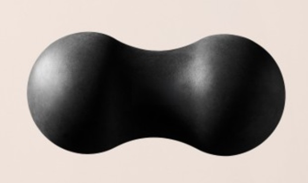 Massageboll i jordnötsform med två runda ändar och en avsmalnande mitt. Bollen har måtten 13,5 x 6,5 x 6,5 cm (L x B x H).
Varan är avsedd för massage av triggerpunkter med effekt mot muskelspänningar, öka blodcirkulationen och lindra smärta, stretcha muskler och användas för massage runt ryggraden.
Massagebollen består enligt uppgift av mjukgummi (EUDR-certifierat naturligt gummi).
Varan levereras i detaljhandelsförpackning av kartong.