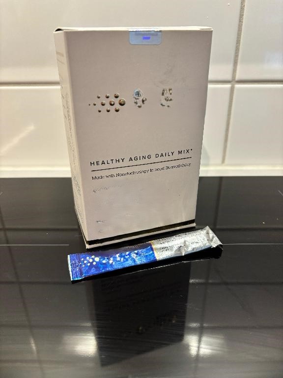 Livsmedelsberedning, enligt uppgift kosttillskott i pulverform. Varan föreligger i portionspåsar (30 stycken à 7 gram) i detaljhandelsförpackning (pappkartong).
Kosttillskott i portionspåsar som blandas med vatten.
Varan innehåller L-Glycin, L-Arginin, Resveratrol, L-Cystein och citronsyra. 
Produkten innehåller inte avgiftsbelagda jordbrukskomponenter.