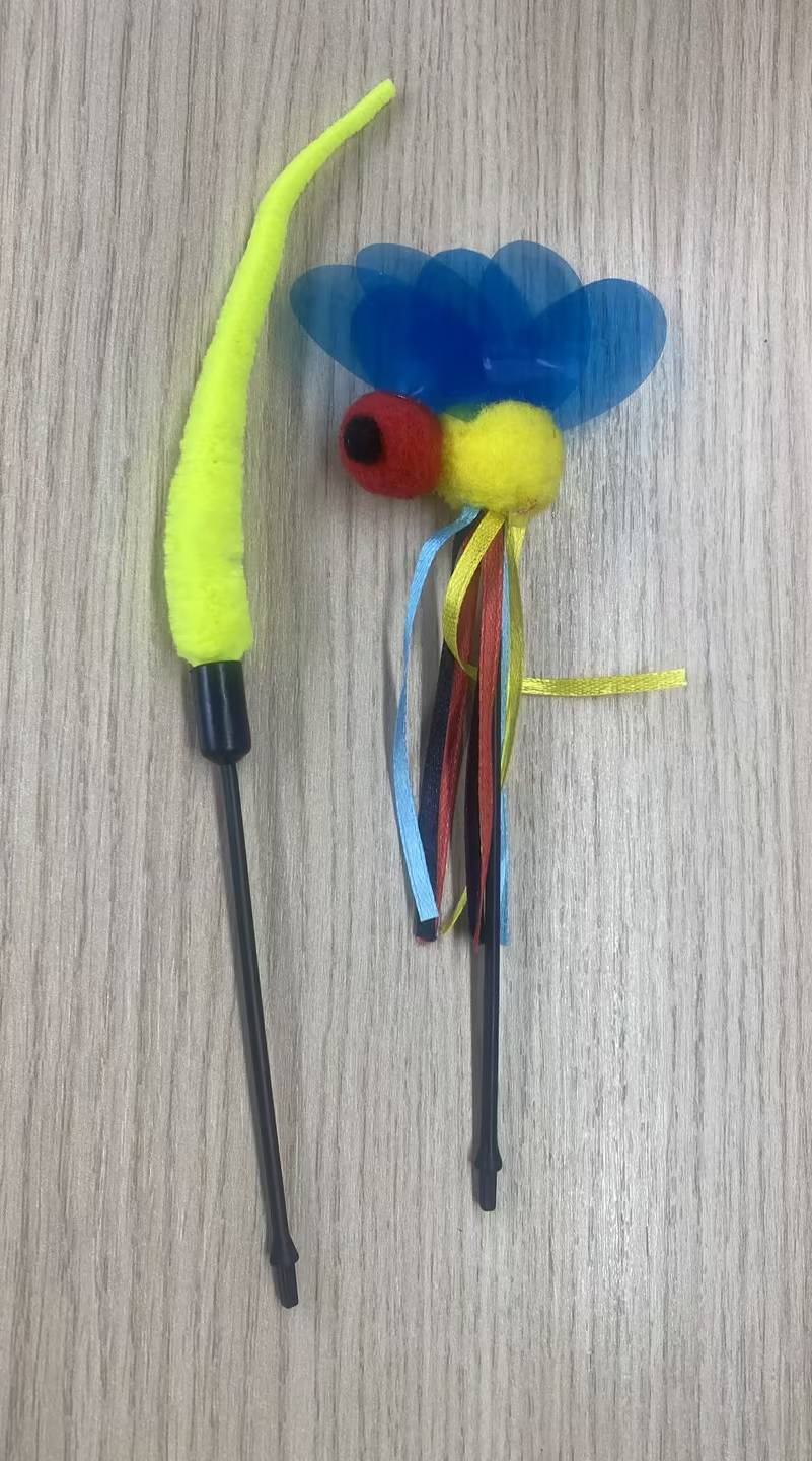 Kattleksak i form av en ihålig boll avsedd för kattgodis och försedd med laserstråle.
Varan används vid lek med katter.
Bollen är enligt uppgift tillverkad av plast (ABS), har två utbytbara pinnar av plast (PP) varav den ena är försedd med en svans och den andra med en figur liknande en humla, båda huvudsakligen tillverkade av textilmaterial (polyester).
 
Leksaken har automatisk rotation och drivs av en likströmsmotor (miniature DC brushed motor) samt är försedd med ett kretskort. Bollen växlar mellan moturs rotation och paus. Leksakens laserljus slås på och av samt dess projektionsposition mot marken ändras. Laservåglängd är enligt uppgift 635 - 650 nanometer (nm).
 
Inuti bollen finns ett förvaringsfack avsett för att placera kattgodis i. När bollen roterar faller godiset ut automatiskt. Varan är försedd med batterifack avsett för 2 stycken AA-batterier (ingår ej) och strömbrytare.
Bollens rörelse ger varan dess huvudsakliga karaktär.