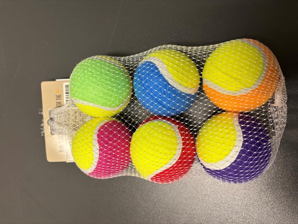 Set med bollar om à 6,35 cm i diameter. Förekommer i varierande färger och är förpackade i detaljhandelsförpackning (nätpåse).
Varan är enligt uppgift avsedd att användas vid lek med hundar.
Bollarna är tillverkade av en blandning av naturgummi och syntetgummi och är försedda med fiberpäls (filt) av polyester.
En boll väger 60,3 gr och bollens betydande beståndsdel av gummi anses ge varan huvudsaklig karaktär.