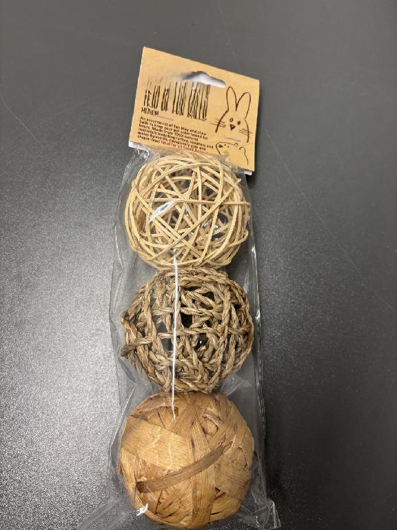 Set bestående av tre bollar med ett uppmätt mått av 8 cm i diameter.
Bollarna är avsedda att användas för att aktivera och stimulera sällskapsdjurs lek och tuggbehov.
Varan är enligt uppgift tillverkad av flätningsmaterial. Den ena bollen består av rotting, den andra av rotting och sjögräs, den tredje av rotting och vattenhyacint (Eichhornia crassipes). Bollarna är enligt uppgift handgjorda.
Bollarna är förpackade för försäljning i detaljhandeln.