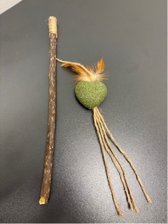 Kattleksak (kattvippa); enligt uppgift består varan av en fjäderprydd och formpressat hjärta av matatabi och kattmynta som är fäst med ett snöre vid en matatabipinne. Produkten är förpackad för försäljning i detaljhandeln.
Varan består till största del av matatabi och kattmynta som katter reagerar starkt till när materialet till exempel gnuggas, rivs eller tuggas på vid lek.