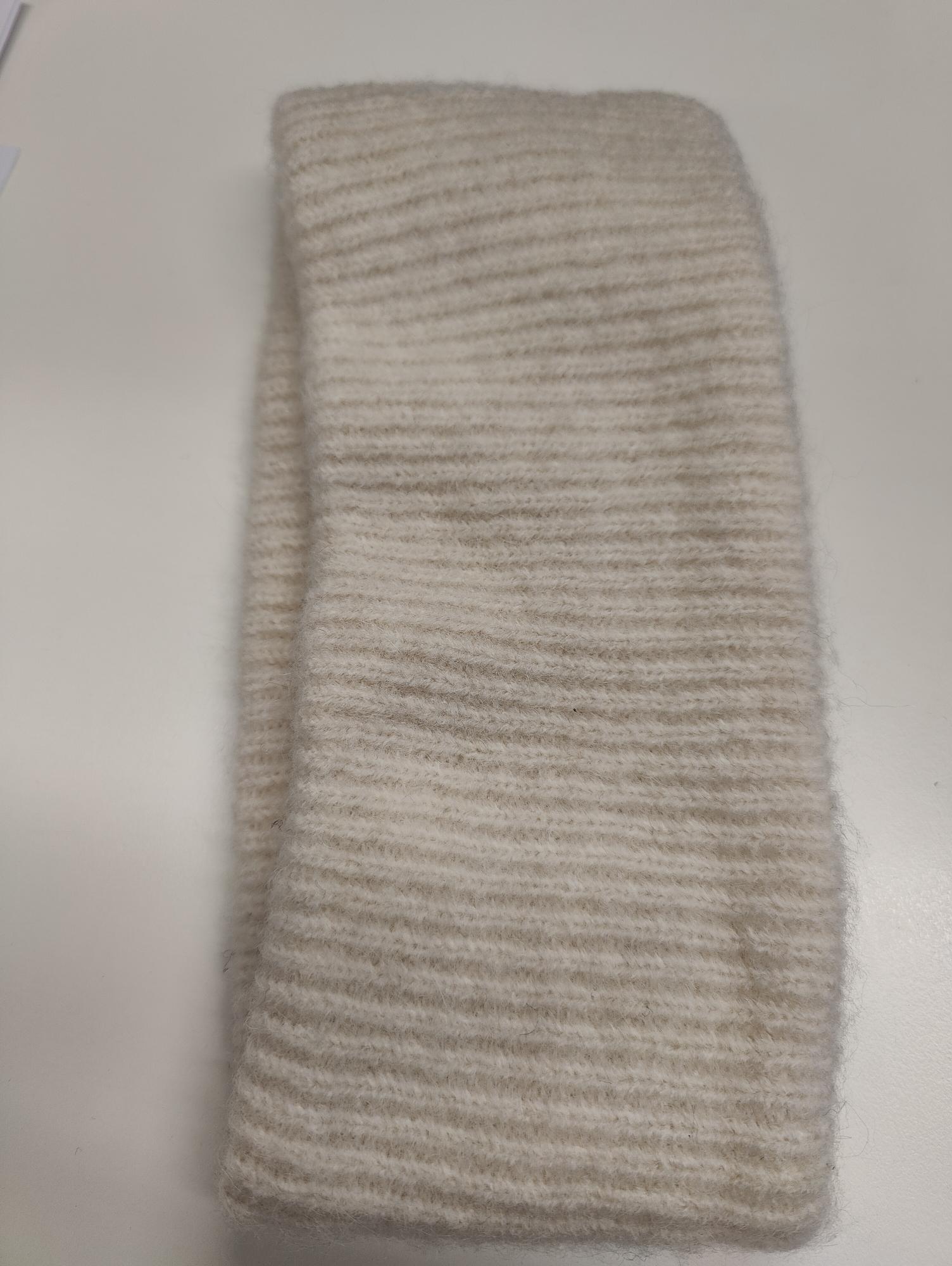 Enligt uppgift konfektionerat klädestillbehör i form av ett pannband av trikå.
Pannbandet är avsett att bäras runt huvudet för att bland annat skydda mot kyla.
Pannbandet är enligt uppgift tillverkat av ribbstickat textilmaterial av 47 % akryl, 31 % polyamid, 10 % ull, 8 % alpackaull och 4 % spandex (elastan).