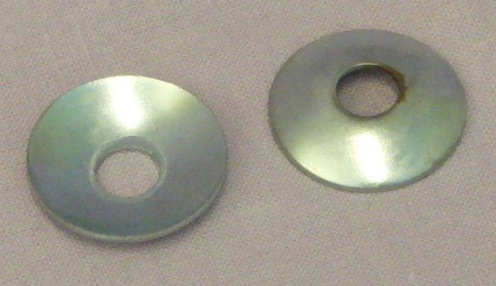 Bricka
Av stål tillverkad kupad underläggsbricka med ett hål i mitten. Enligt uppgift är brickan elförzinkad. Bricka är avsedd att användas till en remskruv. Brickan har en diameter på ca 25 mm och hålets diameter är ca 8 mm.