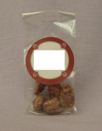 Mandlar
Mandlar som enligt uppgift efter rostning har kanderats och smaksatts med vanilj. Mandlarna är ej helt täckta av sockerglasyr. Produkten föreligger i detaljhandelsförpackning om 100 g (6 stycken mandlar).