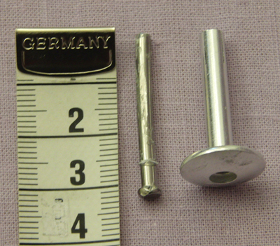 Spikplugg
Spikplugg som består av en plugg av aluminium och en spik i rostfritt stål.  Pluggen och spiken väger enligt uppgift 1,5 g per st. Pluggen med runt huvud har längden 30 mm och diameter 4,8 mm. Spiken med runt huvud har längden 33 mm och diameter 2,8 mm. Spikpluggen är avsedd för utomhusbruk.