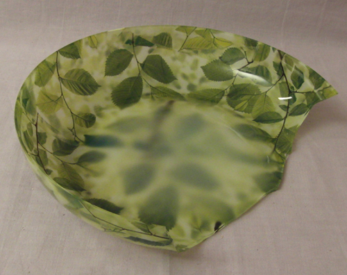 Glasskål
Grön, mönstrad skål, med en diameter av 33 cm och en höjd av 6 cm, enligt uppgift tillverkad av glas (soda-lime) och en mönstrad plastfilm. Skålen är enligt uppgift framställd för hand och avsedd för prydnadsändamål.
