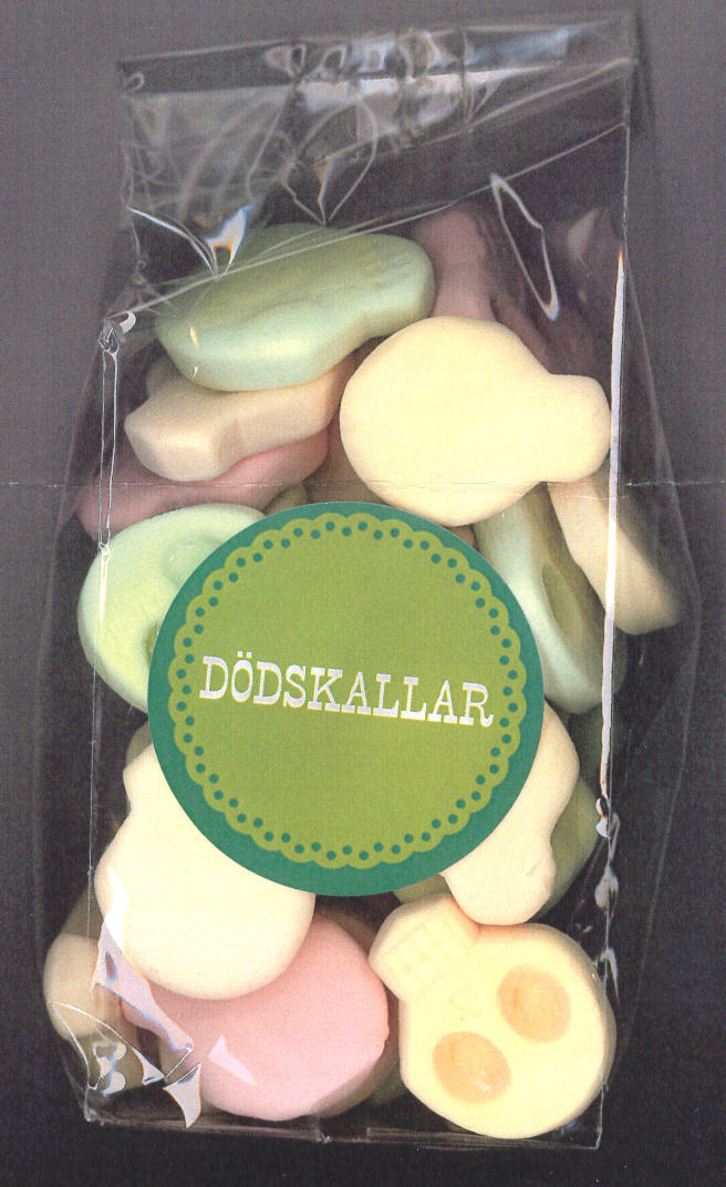 Skumgodis
Skumgodis i form av figurer liknande dödskallar med fruktsmak i olika färger. Skumgodiset innehåller enligt uppgift socker, glukos-fruktsirap, vatten, gelatin, sorbitol, citronsyra, aromämnen färgämnen (E100), E120 och E133. Skumgodiset är en sockerkonfektyr och föreligger i detaljhandelsförpackning/plastpåse om 150 g.