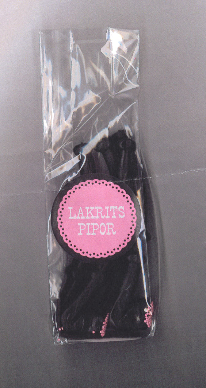 Lakritspipa
Lakrits i form av en pipa med rosa strössel på toppen. Lakritspipan innehåller enligt uppgift glukossirap, stärkelse, melass, socker, lakritsextrakt, färgämnen (E120), E153, salt, konserveringsmedel (E200), geleringsmedel (E414), vegetabiliskt fett, arom, syra (E330) och ytbehandlingsmedel (E901). Lakritspipan har måtten ca 1 x 11 cm (B x L). Lakritspipan är en sockerkonfektyr och föreligger i detaljhandelsförpackning/plastpåse om 65 g.