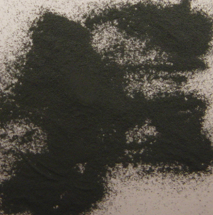Metallpulver
Osintrad metallkarbid i form av granulerat pulver, enligt uppgift innehållande volframkarbid, kobolt och PEG (polyetylenglykol). Metallpulvret är avsett för stift till borrkronor för bergborrning och föreligger i plåtfat om 500 kg.