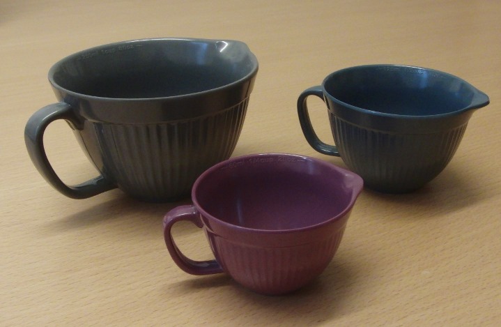 Måttsats
Köksartiklar i form av en måttsats bestående av tre graderade mätkärl. Mätkärlen har en rymd av 250 ml, 125 ml respektive 60 ml och är försedda med handtag. Enligt uppgift är artiklarna tillverkade av plast (melamin) och avsända från Kina.