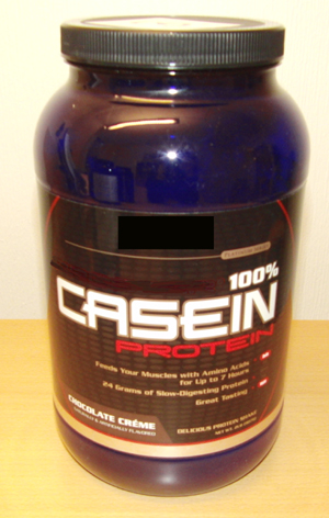 Proteinpulver
Ljusbrunt proteinpulver enligt uppgift innehållande kaseinprotein, kakao, smakämne, sötningsmedel, förtjockningsmedel (xantangummi), vaxartad majs och emulgeringsmedel (sojalecitin). Produkten föreligger i detaljhandelsförpackning om 907 g och är avsedd att användas som kosttillskott.
