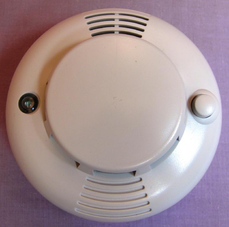 Rökvarnare
Optisk rökvarnare, batteridriven med inbyggd siren. När en rök upptäcks skickar den en radiosignal (ZigBee) till en centralenhet för aktivering av  larm.
Rökvarnaren har måtten ca. ø 106 och h 58 mm. Den är försedd med funktionsknapp, indikatorlampa, radiosändare/mottagare och batteri. Apparaten är avsedd att monteras i taket i en bostad. Rökvarnaren är avsedd att ingå i ett system för smarta hemlösningar med notifiering via internet och som kan övervakas t.ex. med en smart telefon.