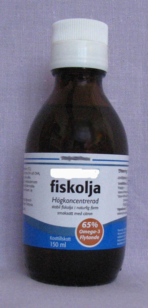 Fiskolja
Fiskolja i flytande form med smak och lukt av citron.
Enligt uppgift innehåller 100 ml vätska, 94 gram ren fiskolja varav 56 gram består av omega-3 fettsyror.
Omega-3 fettsyrorna består av 28 g EPA, 19 g DHA samt 9 g övriga omega-3 fettsyror.
Oljan är omförestrad och har smaksatts med citronolja. Antioxidanter i form av naturlig tocoferolmix (E-vitamin) har tillsatts för att förhindra oxidation.
Oljan är svagt ljusgul och föreligger i detaljhandelsförpackning i en 150-ml brun glasflaska förpackad i en pappkartong.
Fiskoljan saluförs som kosttillskott