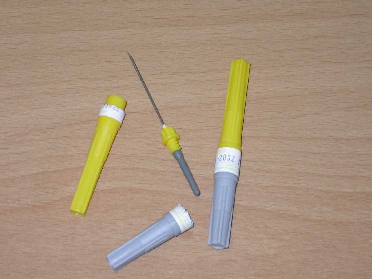 Igla z ventilom za venski odvzem krvi je sterilni medicinski pripomoček za enkratno uporabo, za pridobitev biološkega vzorca, namenjenega za laboratorijsko določanje biokemičnih parametrov.

To je dvostranska igla, sestavljena iz igle za vbod v veno, plastičnega navoja za pričvrstitev plastičnega držala in igle z ventilom, na katero je z enkratnim vbodom omogočeno polnjenje večih različnih vakumskih epruvet. Igla je v plastičnem ohišju, ki ob intaktnem omotu zagotavlja sterilnost.

Kataloška številka vzorca je 450077.