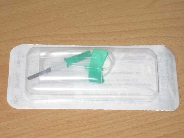 Igla s katetrom in luer adapterjem je sterilni medicinski pripomoček za enkratno uporabo, za pridobitev biološkega vzorca, namenjenega za laboratorijsko določanje biokemičnih parametrov. 

Sistem za odvzem krvi je sestavljen iz igle z držalom v obliki metuljčka, katetra in luer adapterja.
Votlo kovinsko iglo uvedemo v veno in kateter se napolni z vensko krvjo. Na luer adapter namestimo plastični nastavek za natančno in varno aplikacijo vakumskih epruvet. 

Sistem za odvzem krvi, imenovan tudi metuljček, se uporablja tako za aplikacijo zdravil v veno kot za odvzem venske krvi.
Sistem je posamezno sterilno pakiran kot celota.

Kataloška številka vzorca je 450066.