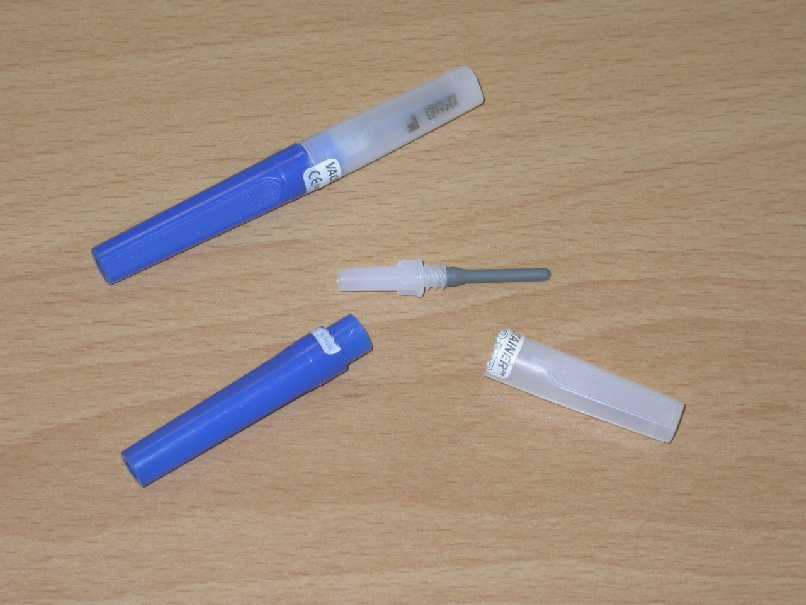 Luer adapter z iglo je sterilni medicinski pripomoček za enkratno uporabo, ki je v kombinaciji z ostalimi medicinskimi pripomočki namenjen za:
- pridobitev biološkega vzorca iz obstoječega katetra, 
- priklop perfuzijskih sistemov,
- za kombinacijo z luer iglami,
- venski odvzem krvi z več vakumskimi epruvetami ali
uporabo za katerikoli ženski luer fiting.

Sestavljen je iz plastičnega tulca z navojem in igle prekrite z ventilom. Luer adapter je v zaščitnem dvodelnem plastičnem plašču, katere notranjost je sterilna.

Kataloška številka vzorca je 367300.
