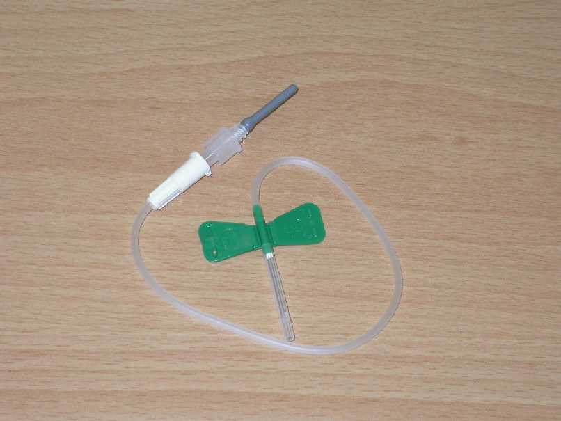 Sistem za odvzem krvi sestavljajo naslednji elementi: igla z držalom v obliki metuljčka, kateter, luer adapter.

Je sterilni medicinski pripomoček za enkratno uporabo, za pridobitev biološkega vzorca, namenjenega za laboratorijsko določanje biokemičnih parametrov.

Iglo uvedemo v veno, pri tem se kateter (plastična cevka) napolni z vensko krvjo, na luer adapter pa potisnemo različne vakumske epruvete. Sistem za odvzem krvi (metuljček) se uporablja za odvzem venske krvi in za aplikacijo zdravil v veno. Sistem je posamezno sterilno pakiran kot celota.

Kataloška številka vzorca je 367261.