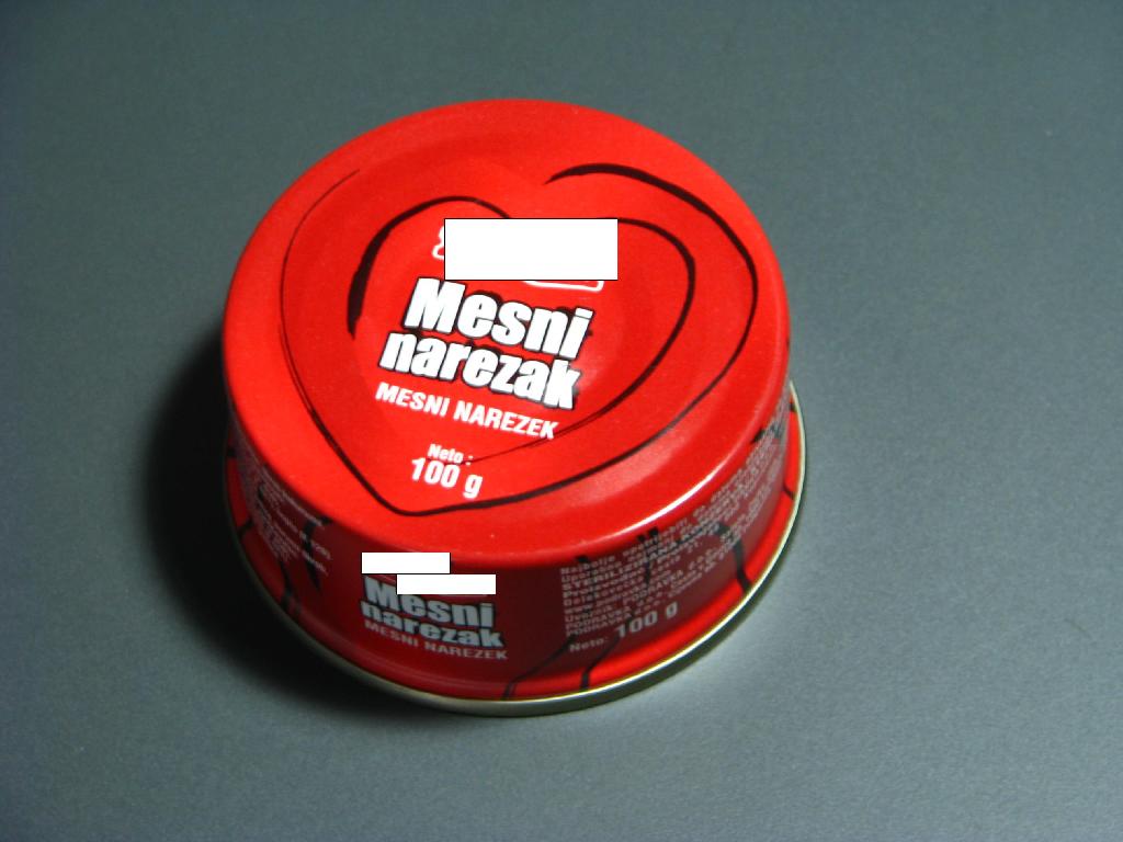 Konzerviran proizvod iz mesa - mesni narezek, sestavljen iz mešanice svinjskega mesa (55 mas. %), svinjskih src, svinjskega mastnega tkiva, vode, svinjskih kožic, sojinih beljakovin, emulgatorjev, začimb, soli in drugih dodatkov, v obliki homogene mase, z vidnimi majhnimi delci mesa.

Proizvod vsebuje več kot 40 mas. % in manj kot 80 mas. % mesa ali klavničnih proizvodov katere koli vrste, vključno z maščobami katere koli vrste ali kakršnega koli izvora.

Pakirano v pločevinko po 100 g.