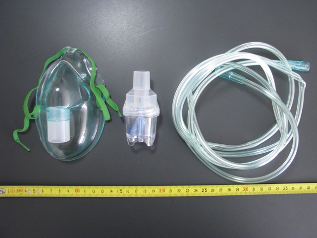 Maska za inhalacijo v kompletu, ki vsebuje: masko za odrasle, dimenzije 13 x 7,5 cm (D x Š), razpršilno posodico z umeritveno skalo v katero se dolije zdravilo in se pritrdi neposredno na masko, dimenzije 8 x 4 cm (D x Š), povezovalno cevko za dovajanje kisika z nastavkoma, dimenzije 208 x 0,5 cm (D x Š), ki se priključi na aparat ali stenski kisik.
Maska, ki se nadene čez usta in nos je sestavljena iz mehke prozorne plastične mase, na kateri je kovinski opornik v višini korena nosu, ob straneh maske pa sta dve okrogli odprtini ter elastični trak za pritrditev okrog glave. Na sredini maske je nastavek, kamor se pritrdi razpršilna posodica z zdravilom.

Komplet je namenjen za aerosolno terapijo pri boleznih dihal, pri čemer se zdravilo s pomočjo razpršilca razprši (nebulizira) na drobne kapljice, kar z inhalacijo oz. vdihovanjem zdravilnih hlapov v pljuča pripomore k boljšemu dosegu zdravila v zgornje in spodnje dihalne poti. Nadtlak, ki omogoči razprševanje, ustvarja aparat ali stenski kisik, ki je nameščen v bolnišnicah.
Komplet za inhalacijo je pakiran v polivinilni vrečki.

Proizvajalec izdeluje tudi maske za otroke, ki so manjše velikosti, ostali deli v kompletu pa so enakih dimenzij kot pri maski za odrasle.
