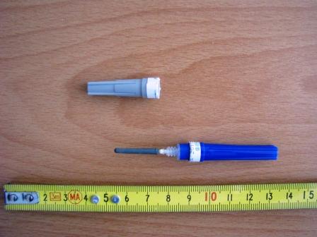 Adapter (vmesnik) z cevasto kovinsko iglo je sterilni medicinski pripomoček za enkratno uporabo, ki se uporablja v laboratoriju pri odvzemu krvi kot vmesnik med iglo in epruveto. V kombinaciji z ostalimi medicinskimi pripomočki je namenjen za:
- pridobitev biološkega vzorca iz obstoječega katetra, 
- priklop perfuzijskih sistemov,
- za kombinacijo z luer iglami,
- venski odvzem krvi z več vakumskimi epruvetami ali
  uporabo za katerikoli ženski luer fiting.

Sestavljen je iz plastičnega tulca z navojem in cevaste kovinske igle iz nerjavnega jekla, ki je prekrita z gumico iz sintetičnega materiala. Adapter oziroma vmesnik je v zaščitnem dvodelnem plastičnem plašču iz polipropilena - dolžine 7,5 cm, katere notranjost je sterilna.

Na adapter se natakne igla z ene strani, z druge strani - kjer je vgrajena igla pod gumico pa se privije držalo, v katere vstavimo epruveto tako, da igla prebode gumico na zamašku epruvete. Skozi iglo adapterja priteče kri v epruveto.