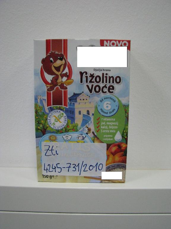 Proizvod za otroško prehrano, v pakiranju za prodajo na drobno, v obliki drobnih kosmičev krem barve. Osnovne sestavine so pšenična moka, fruktoza, inulin, mešanica sadja (jabolko, breskev, pomaranča, hruška, marelica), ter mešanica vitaminov in mineralov.
Vsebuje:
mlečna maščoba: več ali enako 0 mas.% in manj kot 1,5 mas.%,
mlečni proteini: več ali enako 2 mas.% in manj kot 2,5 mas.%,
škrob/glukoza: več ali enako 50 mas.% in manj kot 75 mas.%,
saharoza/invertni sladkor/izoglukoza: več ali enako 5 mas.% in manj kot 30 mas.%.

Proizvod je pakiran v kartonsko škatlo po 150 g.

Dodatna oznaka po sestavi (za predloženi vzorec) je 7016.