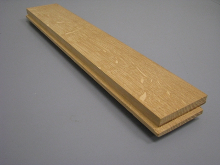 Deščica iz lesa hrasta, površinsko brušena, dimenzij: 22 mm x 65 mm x 365 mm ima:
 -  zgornjo stran velikosti 60 mm x 360 mm,
 -  spodnjo stran po dolžini profilirano z dvema utoroma,
 -  eno stran dolžine ter eno stran širine kontinuirano oblikovano s peresom, njima nasprotni strani pa z utorom. 

Oblika deščice omogoča sestavljanje le teh v parket.