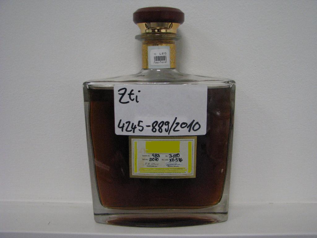 Rum, izdelan po tradicionalni kubanski metodi z destilacijo fermentiranih proizvodov iz sladkornega trsa, star 25 let, z vsebnostjo alkohola 38 vol %, v obliki tekočine rjave barve, prijetnega vonja po rumu. 
Proizvod vsebuje 225 g ali več hlapljivih sestavin (razen etilnega in metilnega alkohola) na hektoliter čistega alkohola (z 10 % odstopanjem). 

Pakirano v steklenice kvadratne oblike po 700 ml.