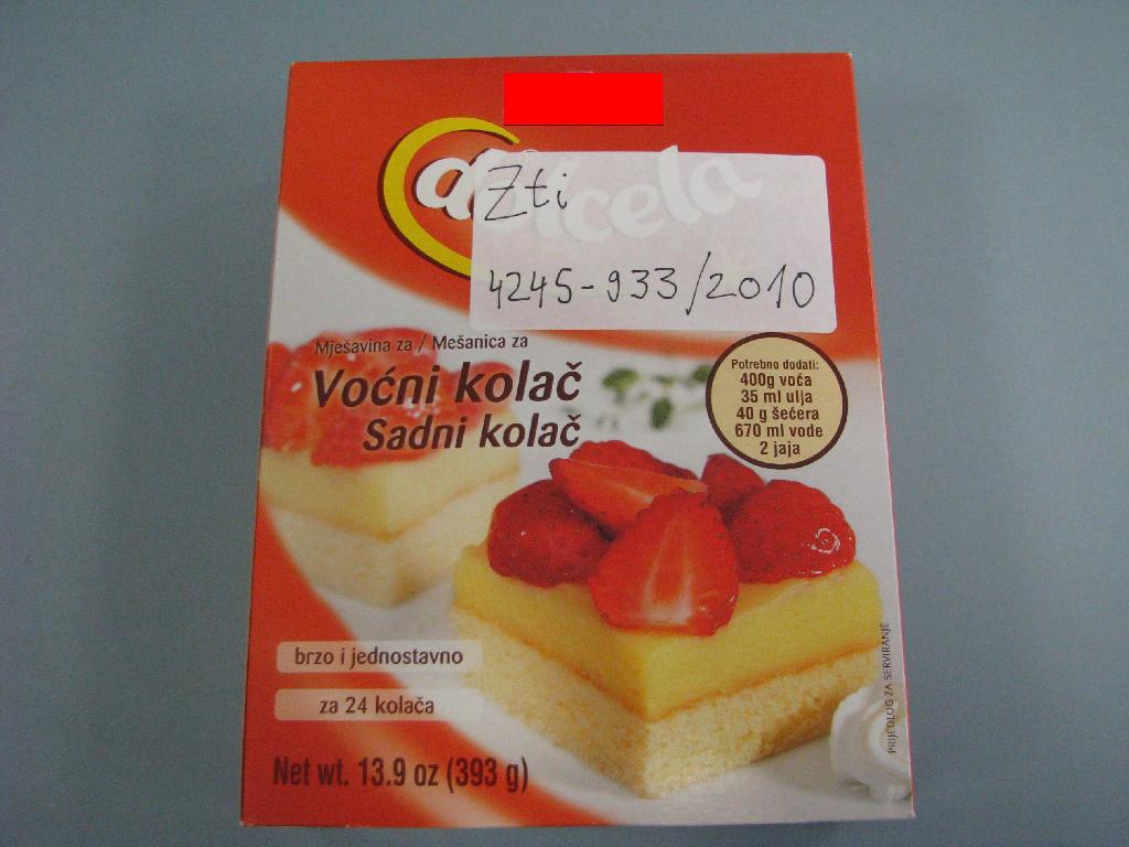 Prehrambeni proizvod za pripravo sladice iz tarifne številke 1905, sestavljen iz treh komponent:
 - mešanica za pripravo testa (masa 210 g), sestavljena iz pšenične moke, sladkorja, posnetega mleka v prahu, emulgatorja, sredstva za vzhajanje in zgostitev; 
 - mešanica za pripravo kreme (masa 170 g), sestavljena iz sladkorja, modificiranega škroba, posnetega mleka v prahu, hidrogeniranih rastlinskih maščob, glukoznega sirupa, mlečnih proteinov, emulgatorjev, soli, arome in barvil;
 - prašek za preliv (masa 13 g), sestavljen iz sladkorja, ter sredstva za uravnavanje kislosti in za zgostitev.

Bistveno lastnost proizvoda predstavlja mešanica za testo.

Vsaka komponenta je pakirana posebej v plastično vrečko in nato v kartonsko škatlo skupne mase 393 g.
Celoten proizvod vsebuje:
 - mlečne maščobe: več ali enako 0 mas %, vendar manj kot 1,5 mas. %;
 - mlečne beljakovine: več ali enako 2,5 mas %, vendar manj kot 6 mas. %;
 - škrob/glukoza: več ali enako 25 mas %, vendar manj kot 50 mas. %;
 - saharoza/invertni sladkor/izoglukoza: več ali enako 30 mas %, vendar manj kot 50 mas. %.
Dodatna oznaka po sestavi za predložen vzorec: 7032.