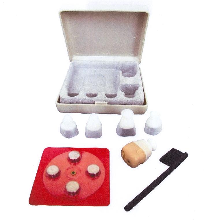 Aparat za izboljšanje sluha (dimenzije približno 2 x 1,5 cm), ki ojačuje frekvence od 400 do 5000 Hz ter jakosti zvoka 50 dB. 
Aparat se nahaja v plastični škatlici (dimenzije 8 x 8 cm), skupaj z
štirimi, različno anatomsko oblikovanimi kosi ušesnih nastavkov oziroma vtičev iz mehke plastike, štirimi kosi rezervnih gumbastih baterij (1,5 V) ter krtačke za čiščenje ušesnih vtičev.
Bistvo kompleta predstavlja aparat za izboljšanje sluha. 
Aparat ima regulator jakosti zvoka, premičen predalček z baterijo ter anatomsko oblikovan vtič za uho.

Izdelek je tako po zunanji obliki kot tudi po namenu uporabe prepoznan kot aparat za izboljšanje sluha iz tarifne številke 9021.

Škatlica je ovita v kartonsko embalažo, priložena so navodila za uporabo.