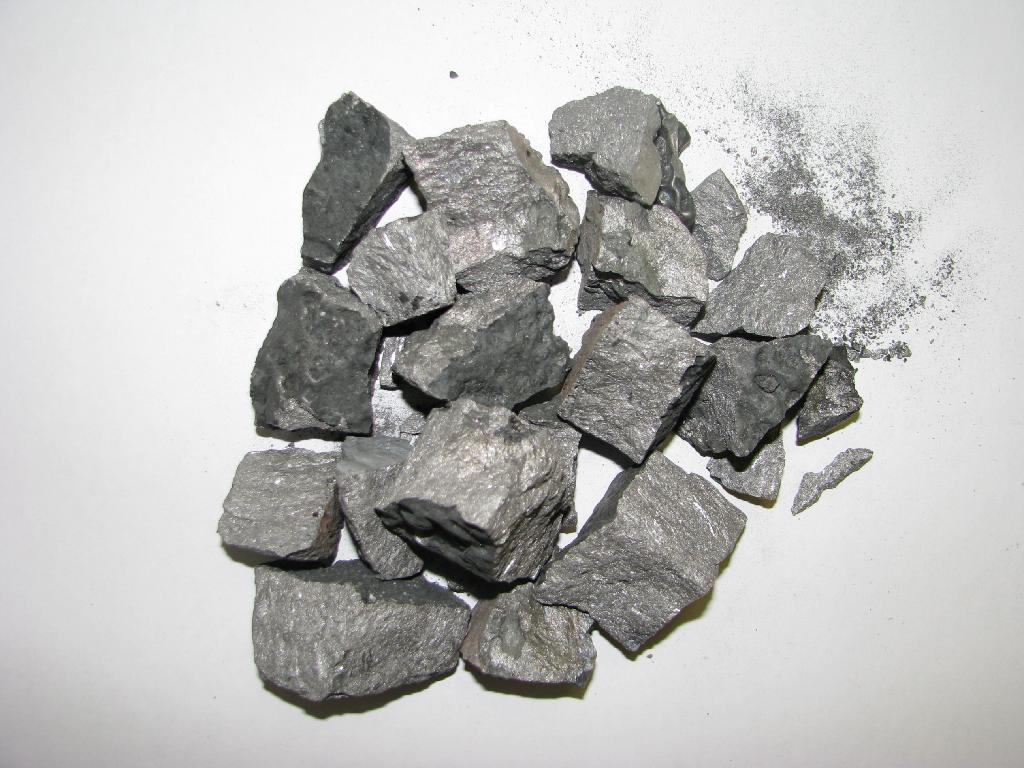 Fero-zlitina (fero-silicij-cerij), ki vsebuje:
 - silicija (Si)     45,5 mas. %,
 - cerija (Ce)       28,7 mas. % 
 - aluminija (Al)    0,82 mas. %
 - kalcija (Ca)      0,52 mas. %
 - lantana (La)      1,66 mas. %
 - prazeodima (Pr)   0,20 mas. %
 - neodima (Nd)      0,40 mas. %
 - železa (Fe)       razlika do 100 mas. %.

Nahaja se v kosih, nepravilnih oblik in različnih velikosti (od 10 do 300 mm), temno sive barve.

Uporablja se kot dodatek v proizvodnji nodulatorjev.