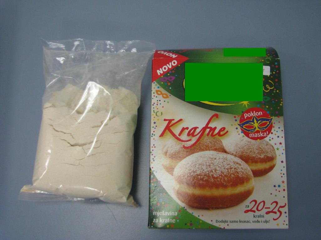 Prehrambeni proizvod za pripravo pekovskih izdelkov (krofov) iz tarifne številke 1905, sestavljen iz mešanice pšenične moke, sladkorja, posnetega mleka v prahu, glutenske moke, soli, emulgatorja, sredstva za obdelavo moke in arome, v obliki finega prahu krem barve.

Mešanica je pakirana v plastično vrečko po 450 g in nato v kartonsko škatlo.

Proizvod vsebuje:
 - mlečne maščobe: več ali enako 0 mas %, vendar manj kot 1,5 mas. %;
 - mlečne beljakovine: več ali enako 0 mas %, vendar manj kot 2,5 mas. %;
 - škrob/glukoza: več ali enako 50 mas %, vendar manj kot 75 mas. %;
 - saharoza/invertni sladkor/izoglukoza: več ali enako 5 mas %, vendar manj kot 30 mas. %. 

Dodatna oznaka po sestavi za predložen vzorec: 7016.