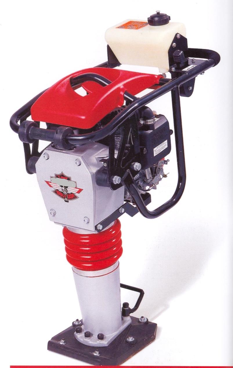 Nesamovozna vertikalna nabijalka s štiritaktnim batnim motorjem z notranjim zgorevanjem na vžig s svečko ima udarno nogo iz jekla dimenzije 28 x 33 cm. Zunanje dimenzije stroja so 75 x 38 x 107 cm in teže 64 kg. Največje število udarcev je 690 v minuti, največja delovna hitrost 23 m/min. Uporablja se za utrjevanje različnih vrst terena.