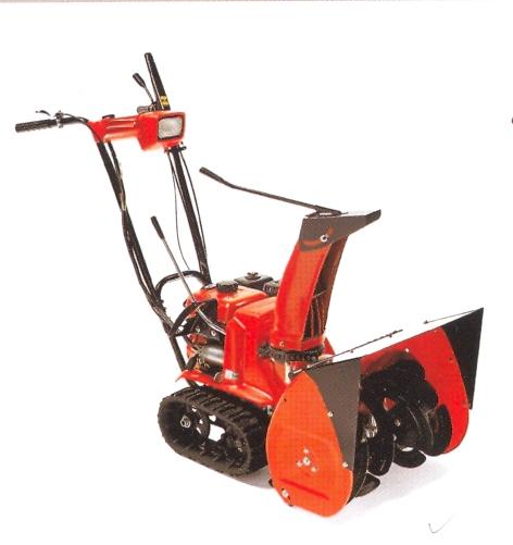 Samovozna snežna freza s štiritaktnim batnim motorjem z notranjim zgorevanjem na vžig s svečko. Širina frezanja je 55 cm, zunanje dimenzije stroja so 1500 x 550 x 1125 mm. Premika se s pomočjo dveh gosenic. Uporablja se za odstranjevanje snega.