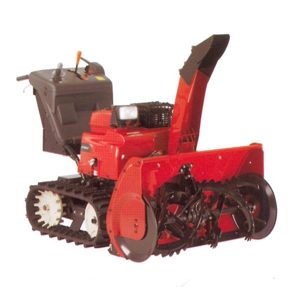 Samovozna snežna freza s štiritaktnim batnim motorjem z notranjim zgorevanjem na vžig s svečko. Širina frezanja je 92 cm, zunanje dimenzije stroja so 1720 x 920 x 1340 mm. Premika se s pomočjo dveh gosenic. Uporablja se za odstranjevanje snega.