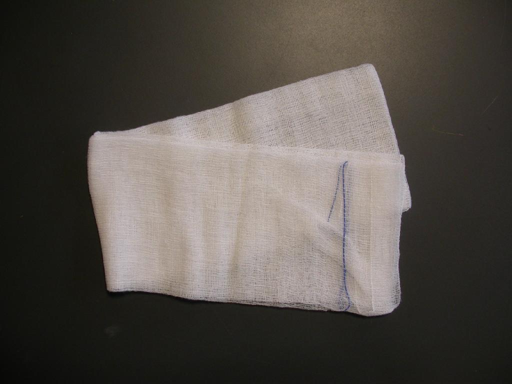 Nesterilna kompresa iz gaze, stkana iz enojne, bombažne preje v platnovi vezavi. Kompresa je 16-plastna in velikosti 10 x 20 cm. Vtkano ima kontrastno nitko.
Uporablja se za medicinske namene.
Pakirano po 100 kosov, za prodajo končnemu potrošniku, brez predhodnega prepakiranja (prodaja na drobno) in opremljeno z etiketo.