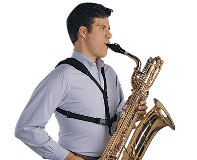 Naramnice za saksofon - pribor za glasbeni instrument iz tarifne številke 9205, izdelan iz dveh pasov (iz celičaste gume, ki je na obeh straneh prekrita s pletenino, črne barve), ki potekata čez rame uporabnika in imata na koncih prišit tekstilni trak s plastičnimi zaponkami ter plastičnim vrtljivim kavljem, s katerim se naramnice pripnejo na saksofon.