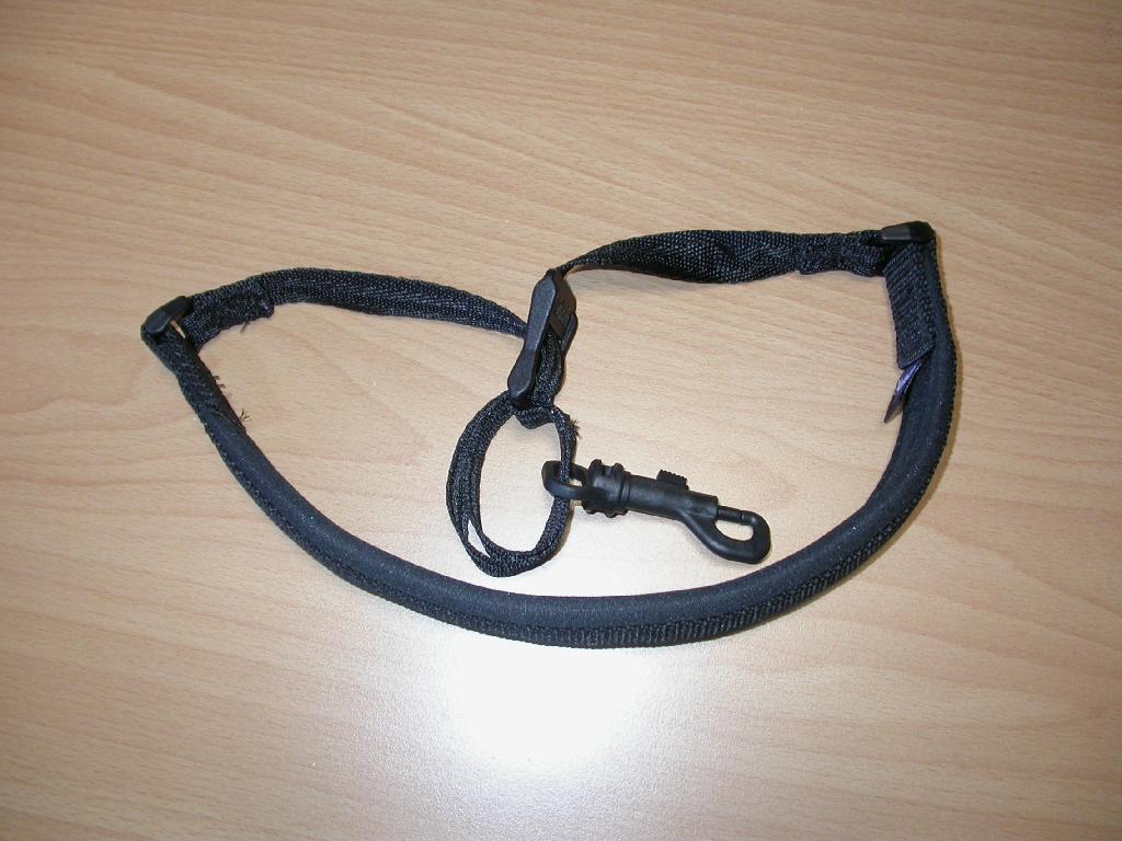 Pas za saksofon – pribor za glasbeni instrument iz tarifne številke 9205, v obliki pasu iz spominske pene, prekrite s pletenino. Na eno stran pasu je našit tkan trak, ki ima na obeh konceh všit plastičen povezovalni člen, na katerega je našit tkan trak s plastičnim vrtljivim kavljem ter plastičnim delom za nastavitev dolžine.