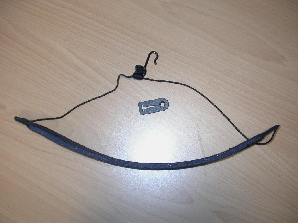 Pas za klarinet – pribor za glasbeni instrument iz tarifne številke 9205, v obliki pasu (širine 35 mm) iz celičaste gume, ki je na obeh straneh prekrita s pletenino, črne barve. Pas ima na obeh koncih našit usnjen del, v katerega je všita sintetična vrvica s plastičnim mehanizmom, s katerim se uravnava dolžina vrvice. Na koncu vrvice je kovinska zanka, s pomočjo katere se plastičen del pritrdi na klarinet.