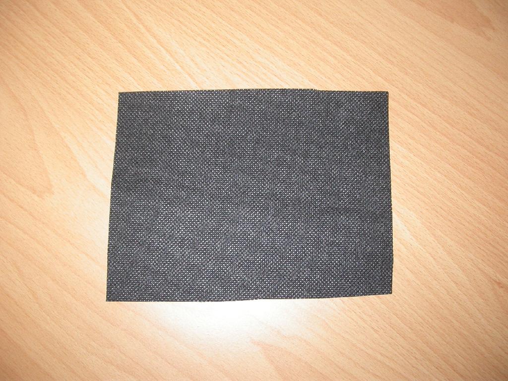 Netkan tekstil, gramature 100 g/m2, črne barve, izdelan iz 100 mas.% sintetičnih, polipropilenskih filamentov, s toplotno vtisnjeno površino.

Uporablja se za izdelavo vzglavnikov, vodnih postelj in sedežnega pohištva.
Pakirano v zvitke.