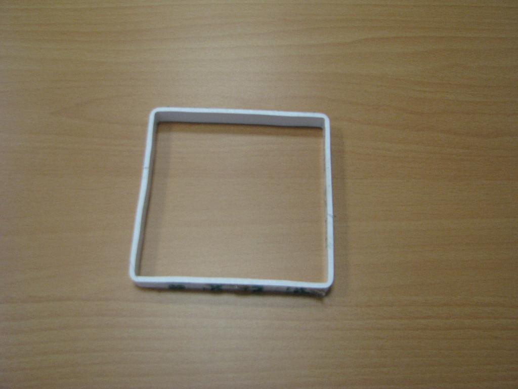 Ekstrudirana toga cev, izdelana iz polimerov vinilklorida (z dodatkom stabilizatorjev), votla, brezšivna, z notranjim prečnim prerezom dimenzije 120 mm x 120 mm (oblika kvadrata) ter debelino stene od 2 do 3 mm.

Dobavlja se v dolžinah do 6 m.

Izdelek se uporablja za izdelavo ograj.