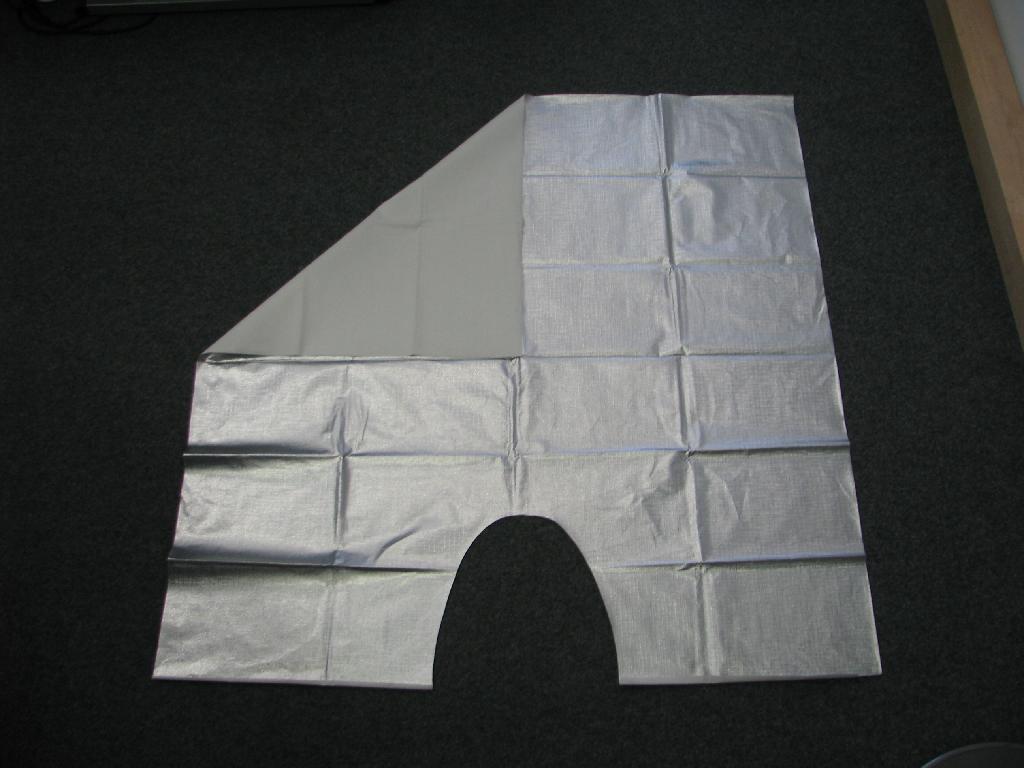 Odeja za ohranjanje telesne temperature pred, med in po anesteziji, sestavljena iz plasti celuloznih vlaken, ki so prekrita s polietilensko folijo, na katero je naparjen aluminij. 

Bistvo izdelka predstavlja plast celuloznih vlaken, ki prevladuje po masi.

Odeja je približne dimenzije 120 x 120 cm in skupne debeline 0,25 mm, ter ima na eni strani polkrožni izrez, ki se prilega vratu pacienta.
Namenjena je za enkratno uporabo v bolnišnicah. Odeja je posamezno pakirana v plastično folijo in nato po 50 kosov v skupno embalažo.