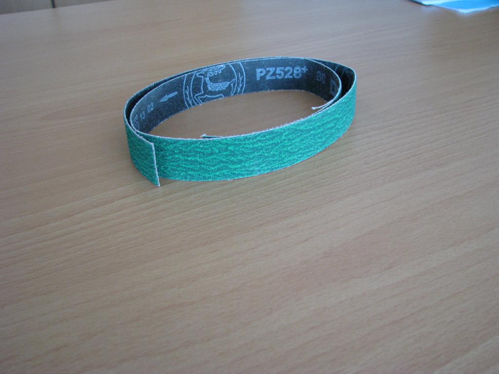Blago je brusni trak širine 25, 28 ali 35 mm. Na podlagi iz tkanega tekstila se nahaja brusni material zelene barve. Trak se dobavlja v zvitkih dolžine 100 m.

Uporablja se za izdelavo lamelnih brusnih diskov.