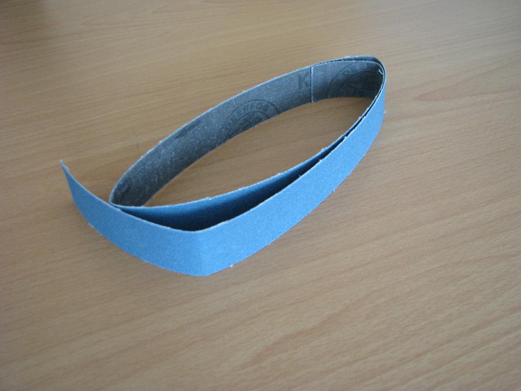 Blago je brusni trak širine 25, 28 ali 35 mm. Na podlagi iz tkanega tekstila se nahaja brusni material modre barve. Trak se dobavlja v zvitkih dolžine 100 m.

Uporablja se za izdelavo lamelnih brusnih diskov.