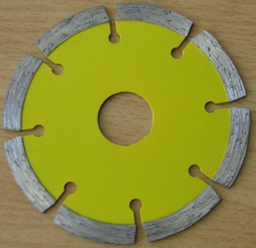 Izdelek je okrogla rezilna plošča, premera 110 mm. Nosilni del je iz jekla, po obodu so nameščeni segmentni deli dolžine 30 mm z 8 mm široko in 2 mm debelo rezalno površino iz sintranega sintetičnega diamantnega in kovinskega prahu. Na sredini plošče je luknja s premerom 22,2 mm. Izdelek je namenjen za rezanje betona, mehkih strešnikov, keramičnih ploščic, granita, marmorja, armiranega betona, asfalta, šamota in abrazivnih materialov.